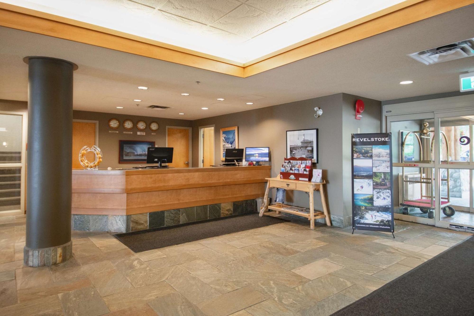 Coast Hillcrest Hotel Revelstoke Exterior foto